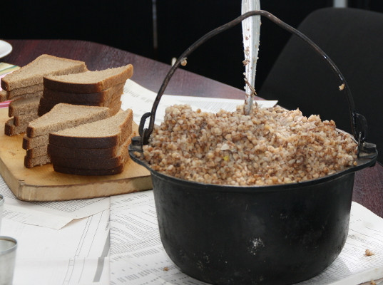 В Таджикистане сотни тонн изъятого куриного фарша пойдут в солдатские каши