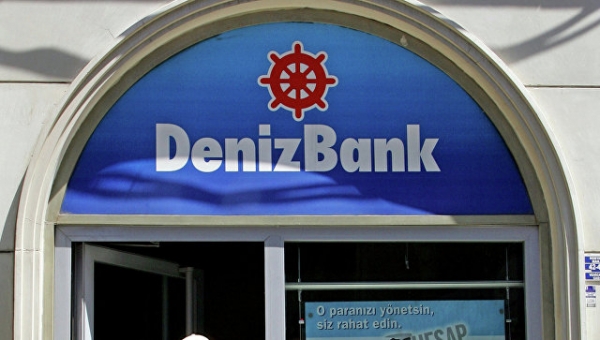 Мужчина выходит из здания DenizBank. Стамбул, Турция. Архивное фото