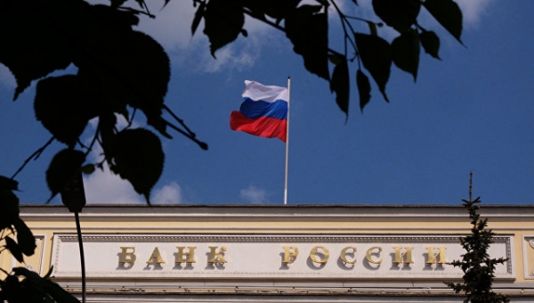 Флаг на здании Центрального банка РФ. Архивное фото