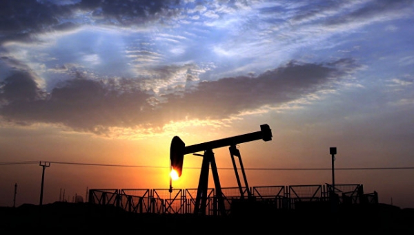 Нефтяной станок-качалка. архивное фото