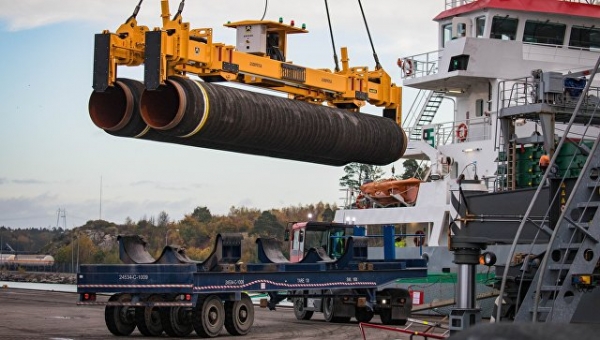 Погрузка труб для строительства газопровода Северный поток - 2 в порту Мукран, Германия. Архивное фото Погрузка труб для строительства газопровода Северный поток - 2 в порту Мукран, Германия. Архивное фото