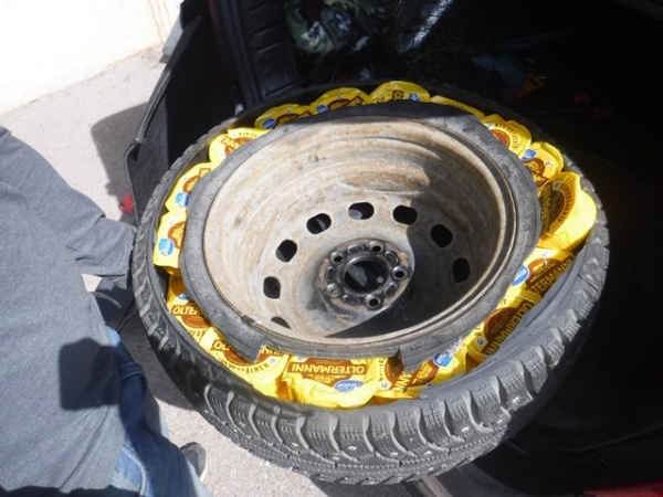Таможенники обнаружили спрятанные в автомобиле 36,5 килограммов молочной продукции