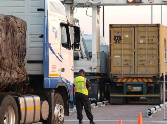 Казахстанские перевозчики могут перевозить товары из Украины через Россию